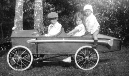 Simon Pedal Car.jpg (46437 bytes)